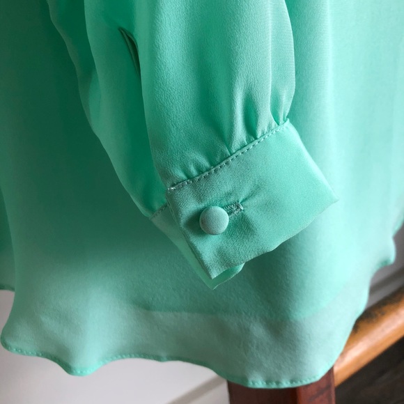 MOSSIQUE MINT 100% SILK V-NECK BLOUSE ✨ - Picture 2 of 4
